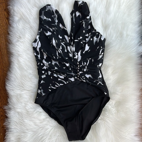 NWOT MAGICSUIT Dream State Bindy One Piece Swimsuit Black/White Slimming Size 10 - Picture 6 of 16